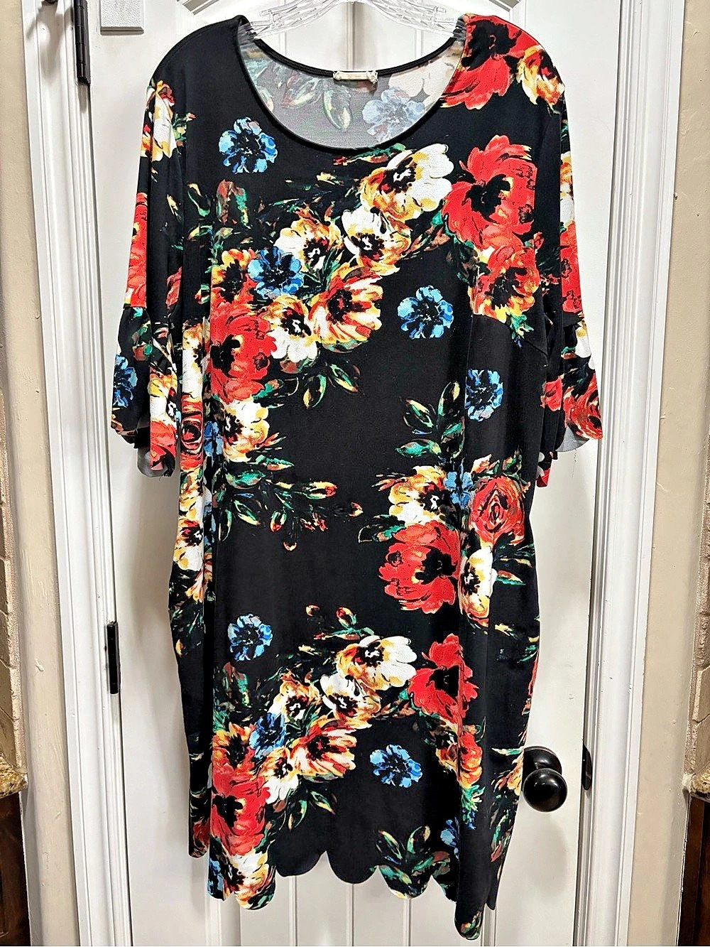 Floral Scalloped Mini Dress in Black & Red Like New Size 1X
